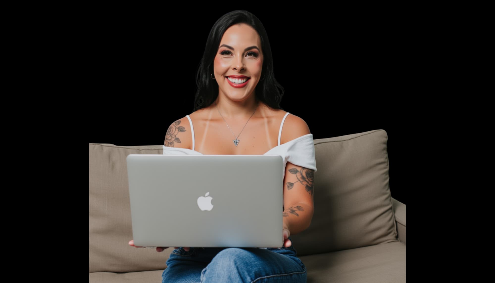 Íris Veloso, fundadora da Agência Pocar, com Macbook